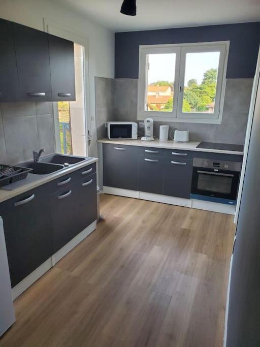Appartement moderne et équipé LʼIsle-Jourdain Exterior foto
